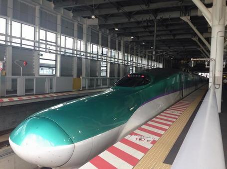 新函館北斗駅に停車中の新幹線 新函館北斗駅に停車中の新幹線 新幹線,鉄道,駅の写真素材