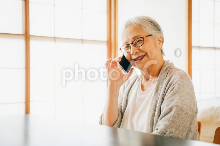 スマホを使う高齢者女性（笑顔） 高齢者,スマホ,通話の写真素材