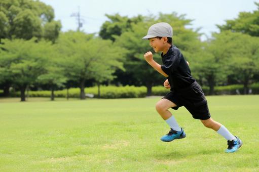 公園を走っている小学生の男の子の子供 公園を走っている小学生の男の子の子供の写真