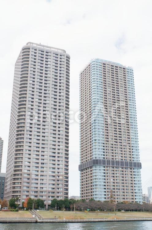 ウォータフロントの高層マンション ウォータフロント,ビル,ファミリーの写真素材