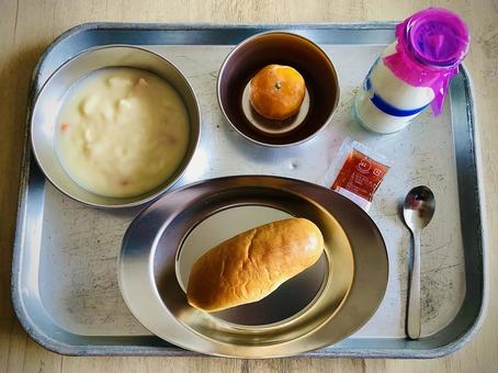再現。懐かしい昭和の学校給食3。 再現。懐かしい昭和の学校給食3。 給食,パン,コッペパンの写真素材