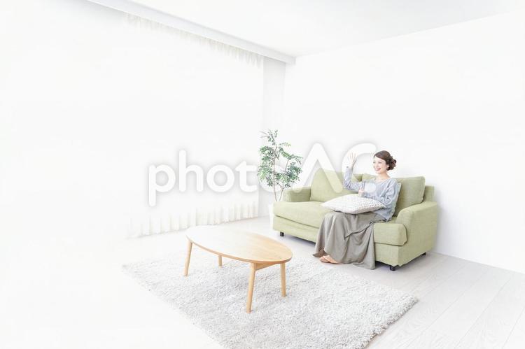 家でリラックスする一人暮らしの女性 寝不足,社会人,主婦の写真素材