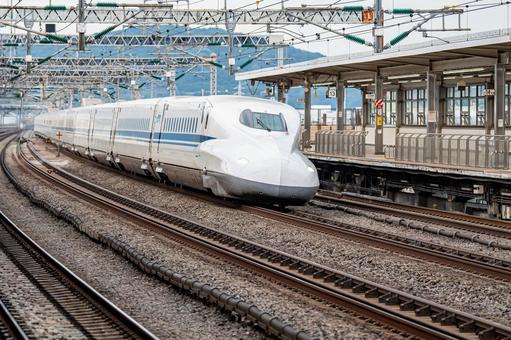 ホームを通過して走り去る東海道山陽新幹線 東海道,山陽,新幹線の写真素材