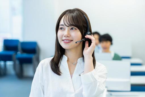 インカムで話すオペレーターの若い女性 オペレーター,コールセンター,笑顔の写真素材