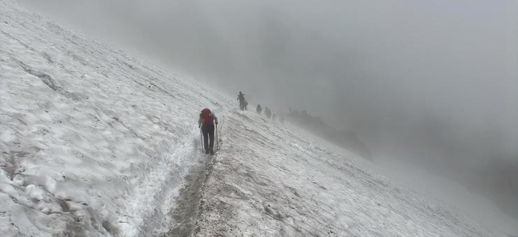 霧の中の雪渓を歩く登山者たち 霧の中の雪渓を歩く登山者たち 雪渓,登山,夏山の写真素材