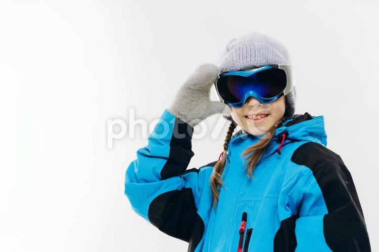 スノーボードウェアでゴーグルをかけている笑顔の女の子 冬,スポーツ,ウィンタースポーツの写真素材