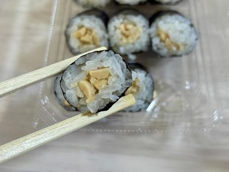 納豆巻きを掴む 納豆寿司,納豆,納豆巻きの写真素材