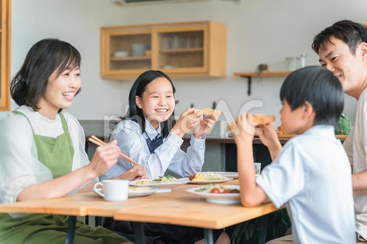 朝食でトースト・食パンを食べる家族 朝食,トースト,パンの写真素材