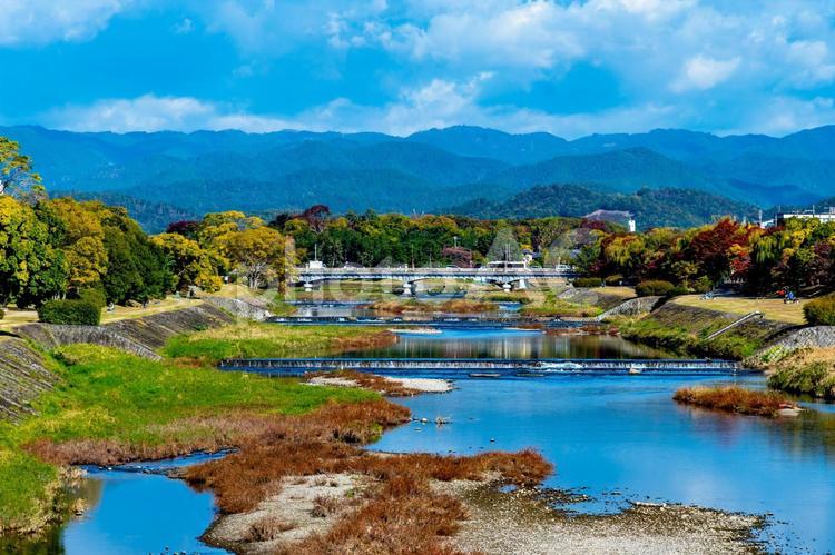 晴れた日の京都・鴨川　 風景,青空,日本の写真素材