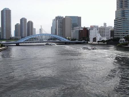 墨田川と水上バスと橋 墨田川と水上バスと橋 隅田川,水上バス,橋の写真素材