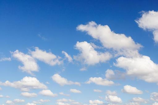 青空に広がる白い雲 青空に広がる白い雲の写真