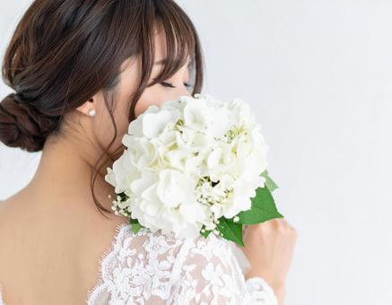 ウエディングドレスを着た女性 白い花16 ウエディングドレスを着た女性 白い花16の写真