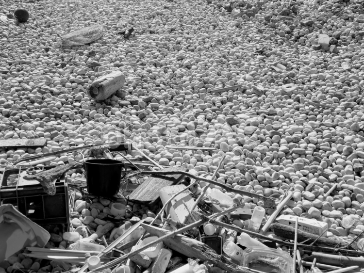 浜辺のゴミ風景（モノクロ） 浜辺,ゴミ,モノクロの写真素材