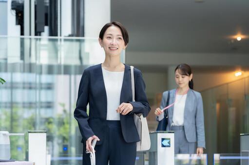 オフィスに通勤をするビジネスウーマン 通勤,ビジネスウーマン,女性の写真素材