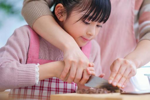 バレンタインの準備をする笑顔の女の子 女の子,チョコレート,包丁の写真素材