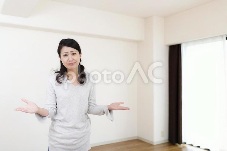 住宅イメージと女性 トラブル 住宅,家,建築の写真素材