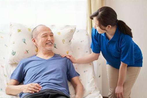 Smiley caregiver and the elderly, введение медсестры, пожилые люди, уход, JPG