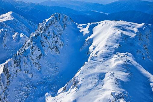 冠雪の北アルプスの立山の龍王岳と浄土山 冠雪,冬山,雪山の写真素材