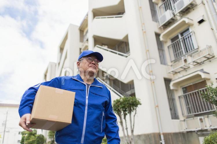 宅配人の男性 男性,宅配人,配達人の写真素材