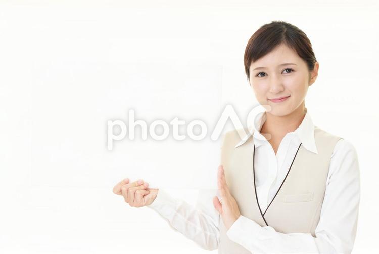 ホワイトボードを持つ笑顔のビジネスウーマン 女性,ビジネスウーマン,女の写真素材