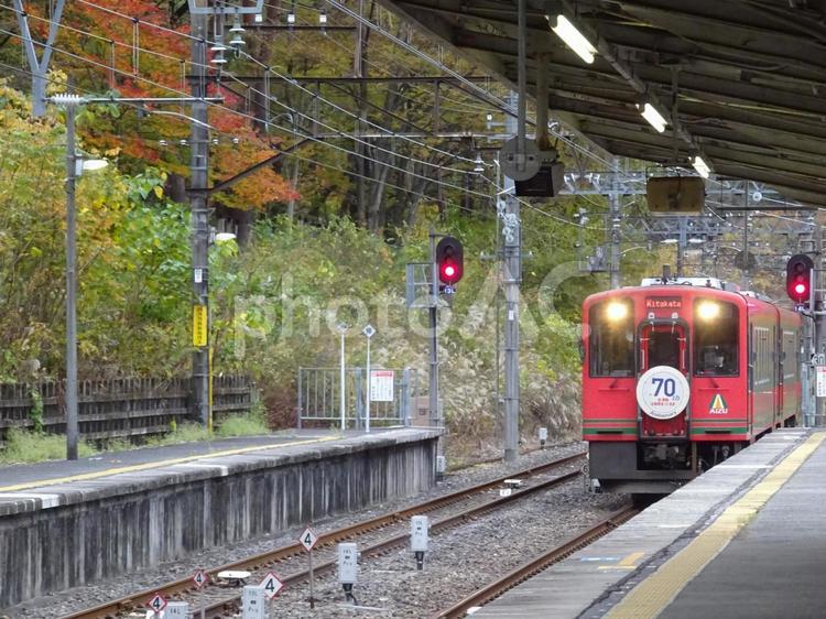 鬼怒川公園駅と赤い電車 鬼怒川公園駅,鬼怒川公園,鬼怒川の写真素材