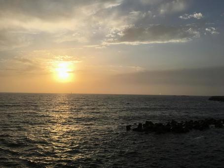 佐渡島の夕暮れ海 海,空,波打の写真素材