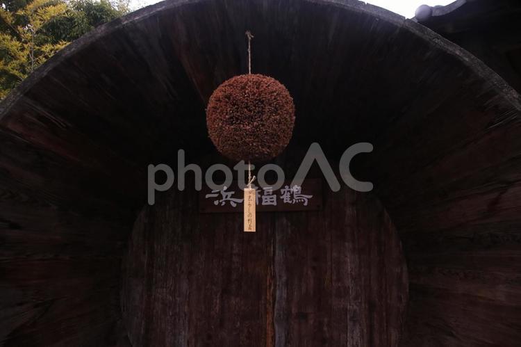 酒造会社の杉玉と酒樽 杉玉,酒樽,日本酒の写真素材