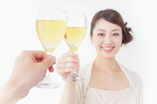 お酒を飲む女性 お酒を飲む女性 人物,出会い,懇親会の写真素材