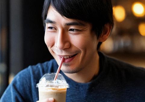 アイスコーヒーを飲む人#1 アイスコーヒーを飲む人#1の写真