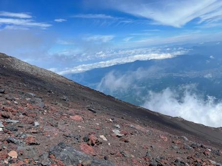 赤土の登山道と雲海 赤土の登山道と雲海の写真