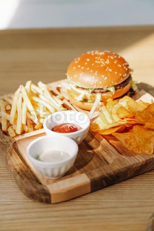 ハンバーガーとケチャップとポテトなど ハンバーガー,パン,食事の写真素材