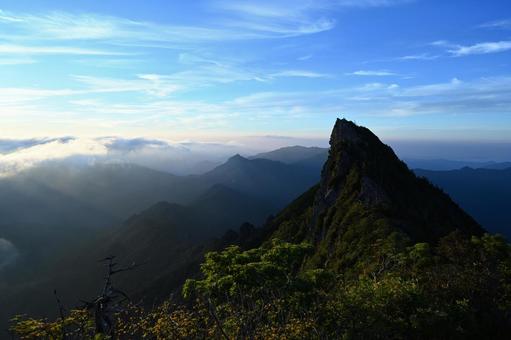 夜明けの石鎚山 夜明けの石鎚山 山,風景,空の写真素材