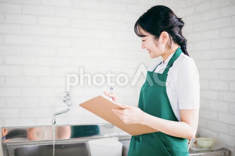 水道を点検する女性（蛇口） 水道,水道局,蛇口の写真素材