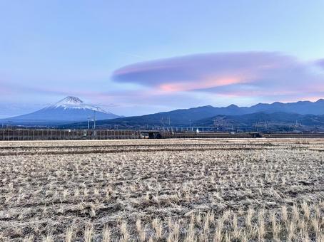 朝色に染まる雲と富士山 朝色に染まる雲と富士山 富士山,自然,風景の写真素材