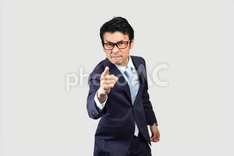 怒って指差すビジネスマン 怒る,クレーム,文句の写真素材