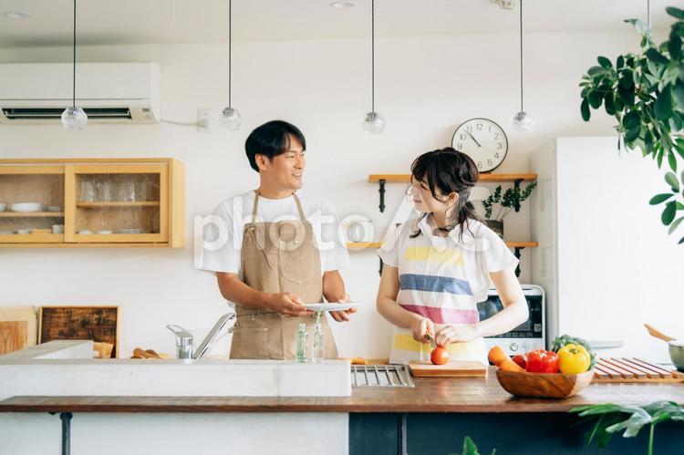 一緒に料理を作る男女（笑顔・夫婦） 料理,キッチン,家事の写真素材