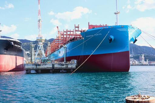 建造中の貨物船（呉港） 船,貨物船,商船の写真素材