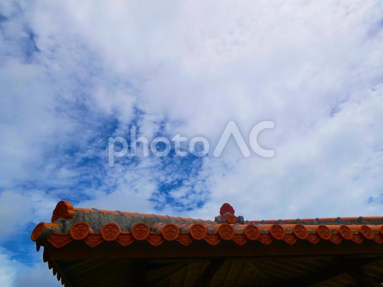 沖縄素材_赤瓦屋根と空 海,沖縄,赤瓦の写真素材