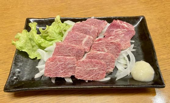 霜降りの馬刺しの盛り付け例 霜降りの馬刺しの盛り付け例 馬刺し,馬肉,肉の写真素材