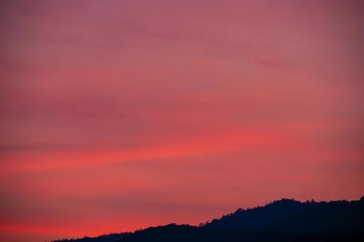 茜色に染まる夏の夕空と山影 茜色に染まる夏の夕空と山影の写真