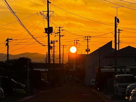 朝焼けの住宅街の写真