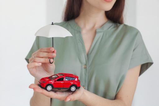 車の模型を持った女性の手元 保険業,事務職,接客業の写真素材