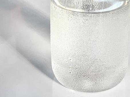 結露したペットボトル 結露したペットボトルの写真