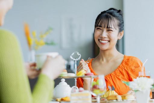 カフェでヌン活をする若い女性 カフェでヌン活をする若い女性 アフタヌーンティー,ヌン活,カフェの写真素材
