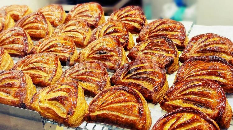 焼き立てこんがりアップルパイが並ぶ２ アップルパイ,パイ,アップルの写真素材