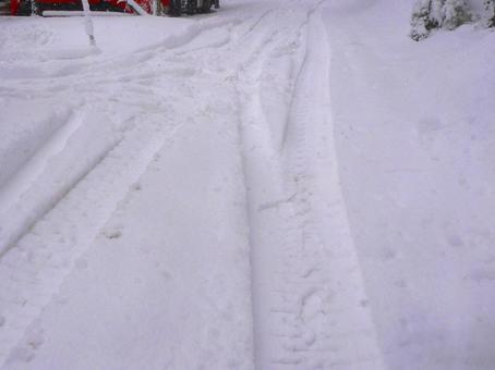 大雪で道路に積もった雪とわだち わだち,轍,道路の写真素材