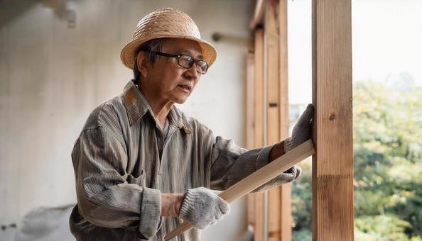 建設現場で働くシニア男性 建設現場で働くシニア男性の写真