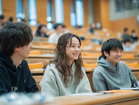 大学の講義を受ける学生たち 大学の講義を受ける学生たちの写真