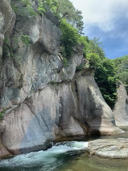 Photo, valley, clear stream, rocky skin, 