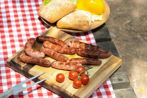 プレートの上のソーセージやトマト ソーセージ,焼き目,焦げ目の写真素材